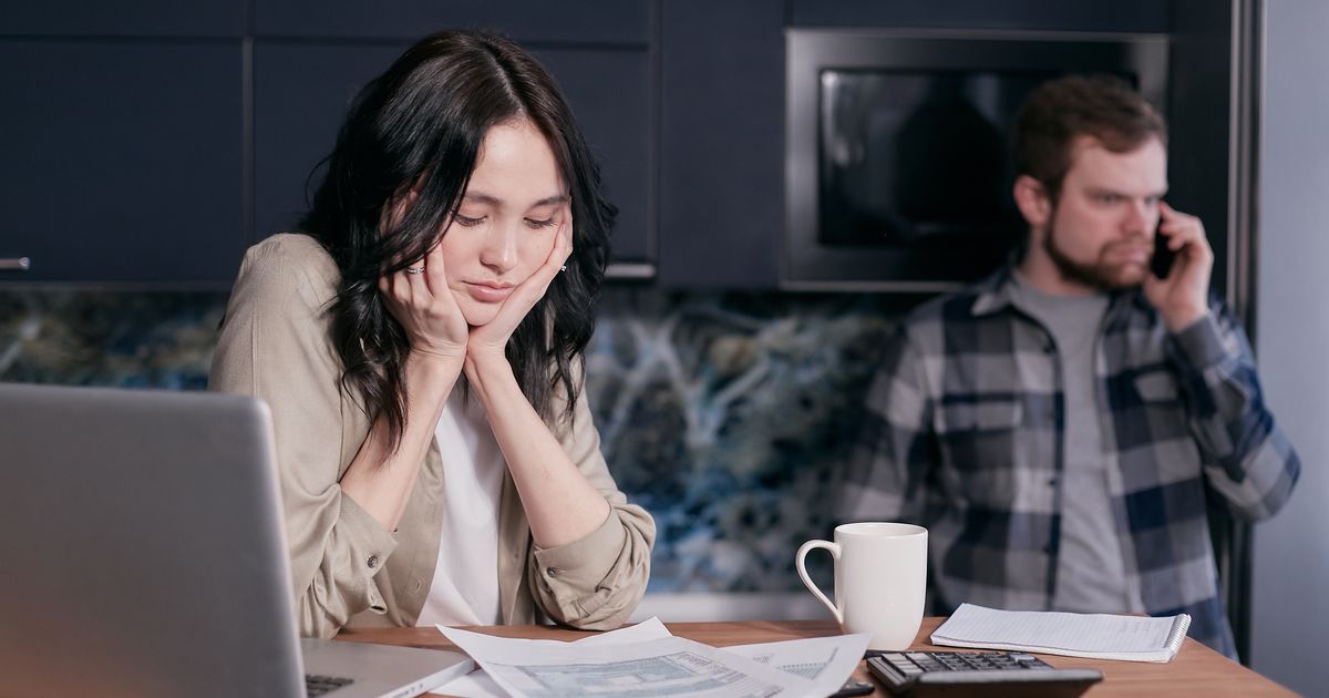 Un parent corrigeant une erreur sur une déclaration